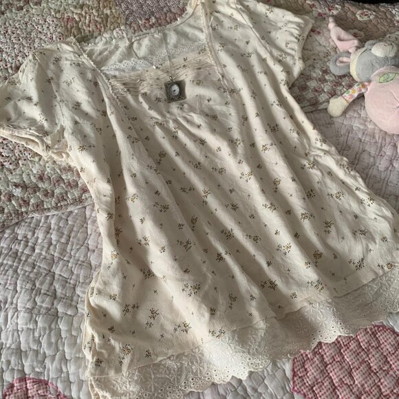 Soft Vintage Floral Lace Top - Picture 2 of 4
